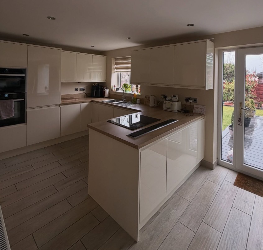 Cream gloss kitchen, spotless